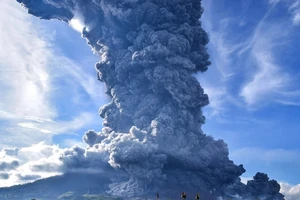Đám mây tro bụi núi lửa Sinabung nhìn từ làng Tiga Pancur, huyện Karo, tỉnh North Sumatra. Ảnh: EPA