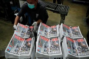 Số lượng lớn tờ Apple Daily số ngày 11-8 với tiêu đề "Apple Daily sẽ chiến đấu" tại xưởng in ở Hong Kong sau khi ông trùm truyền thông Jimmy Lai bị bắt giữ.