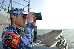 Lính Hải quân Trung Quốc trên tàu sân bay Liêu Ninh hoạt động ở Biển Đông vào tháng 12-2016. Ảnh: TÂN HOA XÃ