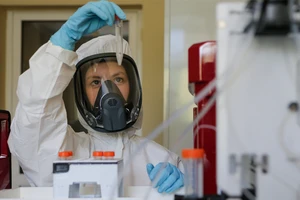 Nghiên cứu vaccine tại Viện nghiên cứu Gamaleya. Ảnh: ALEXANDER ZEMLIANICHENKO JR./RUSSIAN DIRECT INVESTMENT FUND, VIA ASSOCIATED PRESS/NYTIMES