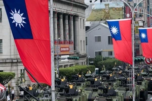 Diễu binh trước Văn phòng lãnh đạo của Đài Loan. Nguồn: GUARDIAN