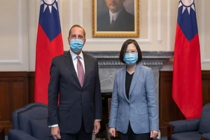 Bộ trưởng Y tế Mỹ Alex Azar và Nhà lãnh đạo Đài Loan Thái Anh Văn. Ảnh: AFP