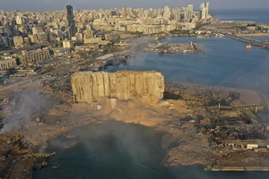 Khung cảnh đổ nát ở cảng Beirut (Lebanon) sau vụ nổ hôm 4-8. Ảnh: AP