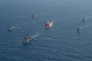 Tàu khoan Oruc Reis (giữa) và các hiến hạm hộ tống hôm 12-8. Ảnh: BỘ QUỐC PHÒNG THỔ NHĨ KỲ