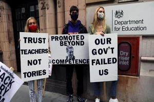 Học sinh biểu tình bên ngoài trụ sở Bộ Giáo dục Anh ngày 15-8-2020. Ảnh: REUTERS