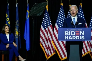 Ứng viên tổng thống Joe Biden (trái) và thượng nghị sĩ Kamala Harris (phải) xuất hiện cùng nhau trong cuộc họp báo ở TP Wilmington (Mỹ) ngày 13-8. Ảnh: CNN