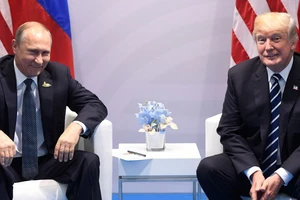 Tổng thống Mỹ Donald Trump (phải) và Tổng thống Nga Vladimir Putin (trái) hội đàm riêng bên lề thượng đỉnh G20 ở Nhật Bản vào tháng 6-2019. Ảnh: REUTERS