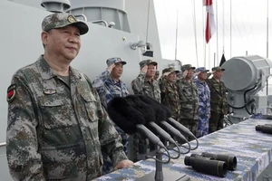 Chủ tịch Trung Quốc Tập Cận Bình giám sát hoạt động tập trận trên biển. Ảnh: AP