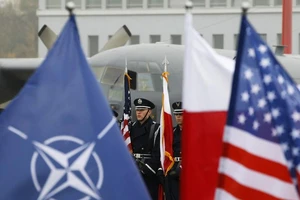 Quốc kỳ Mỹ (phải) xếp cạnh cờ Tổ chức Hiệp ước Bắc Đại Tây Dương (NATO). 