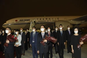 Nhân viên Tổng lãnh sự quán Trung Quốc tại Houston, Mỹ trở về Bắc Kinh bằng máy bay vào tối ngày 17-8.