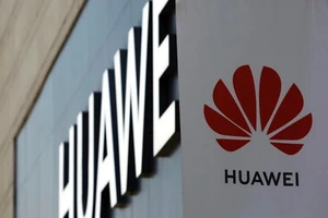 Bảng hiệu Huawei được nhìn thấy bên ngoài cửa hàng tại khu mua sắm ở Bắc Kinh, Trung Quốc ngày 14-7-2020.