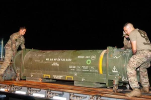 Tên lửa đạn đạo xuất hiện, cả sân bay sơ tán