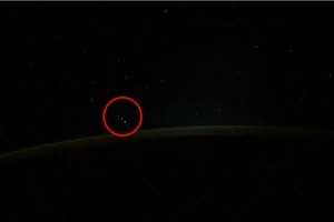 Hình ảnh được cho là nhóm 5 UFO do phi hành gia Ivan Vagner chia sẻ. Ảnh: TWITTER