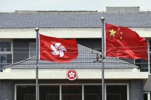 Cờ Trung Quốc và Hong Kong trước văn phòng của chính quyền đặc khu tại Bắc Kinh. Ảnh: KYODO