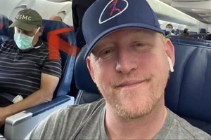 Không đeo khẩu trang, người tự nhận bắn bin Laden bị cấm bay? 