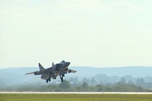 Video: Phi công trẻ lần đầu lái MiG-31 lên tầng bình lưu