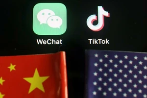 Quốc kỳ Mỹ và Logo ứng dụng TikTok.