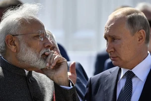 Tổng thống Nga Vladimir Putin (phải) và Thủ tướng Ấn Độ Narendra Modi (trái). Ảnh: AP