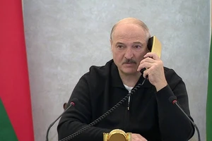 Tổng thống Belarus Alexander Lukashenko điện đàm với người đồng cấp Nga hôm 24-8. Ảnh: BELTA