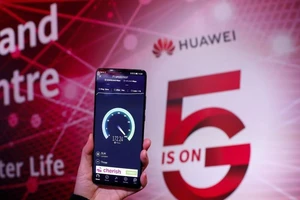 Một nhân viên kiểm tra tốc độ mạng 5G trên điện thoại di động Huawei vào ngày 28-1.