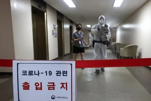 Một khu vực tại tòa nhà trung tâm khu phức hợp chính quyền trung ương Seoul bị phong tỏa và khử trùng hôm 26-8. Ảnh: YONHAP