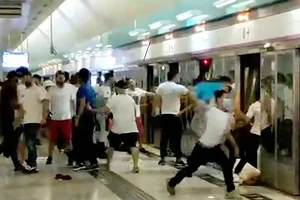 Một đám đông áo trắng có vũ trang tấn công hành khách ở trạm tàu điện Tây Nguyên Lãng hôm 21-7-2019. Ảnh: SCMP