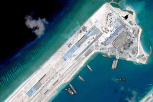 Đường băng Trung Quốc xây dựng trái phép trên đá Chữ Thập thuộc quần đảo Trường Sa của Việt Nam (Ảnh chụp vào tháng 4-2015). Ảnh: USNI