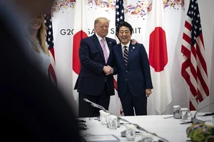 Thủ tướng Nhật Bản Shinzo Abe (phải) và Tổng thống Mỹ Donald Trump (trái) tại Hội nghị thượng đỉnh G20 (Nhật Bản) năm 2019. Ảnh: NYT