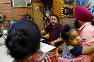 Nhà chiêm tinh Sanjay Sharma luôn bận rộn với lượng khách hàng đông đảo. Ảnh: REUTERS