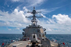 Tàu khu trục mang tên lửa dẫn đường USS Mustin của Mỹ. Ảnh: HẢI QUÂN MỸ