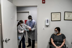 Các nhân viên y tế đang tiến hành xét nghiệm cho sinh viên và nhân viên trường ĐH Alabama. Ảnh: AFP