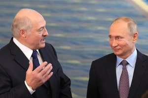 Tổng thống Nga Vladimir Putin (phải) và Tổng thống Belarus Alexander Lukashenko (trái).