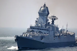 Khu trục hạm INS Kolkata trang bị tên lửa dẫn đường của Hải quân Ấn Độ hoạt động ở Tây Ấn Độ Dương.