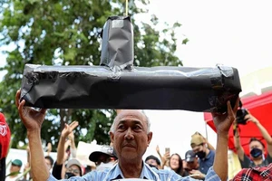 Người đàn ông biểu tình phản đối chính phủ Thái Lan mua tàu ngầm Trung Quốc ở thủ đô Băng Cốc. Ảnh: REUTERS