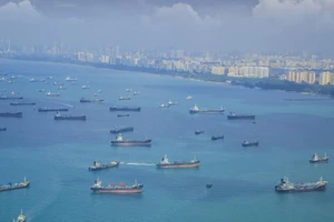 Tàu thuyền đang băng qua eo biển Malacca. Ảnh: JOC.COM