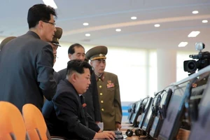 Nhà lãnh đạo Triều Tiên Kim Jong-un (ngồi). Ảnh: REUTERS