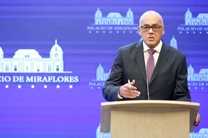 Bộ trưởng Truyền thông Venezuela Jorge Rodriguez trong buổi họp báo hôm 31-8 tại Điện Miraflores. Ảnh: VENEZUELAN PRESIDENTIAL PRESS