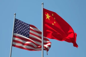 Quốc kỳ Mỹ và quốc kỳ Trung Quốc.