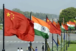 Quốc kỳ Ấn Độ và Trung Quốc trên đồi Raisina ở New Delhi, Ấn Độ.