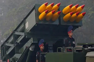 Hệ thống phóng tên lửa đa nòng Pinaka của Quân đội Ấn Độ được trưng bày trong buổi diễn tập ở TP Calcutta, Ấn Độ, ngày 21-1 năm 2018. ẢNH: REUTERS