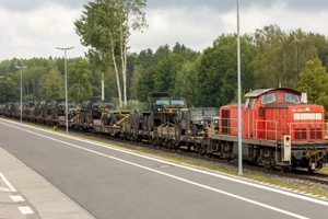 Lữ đoàn Pháo binh dã chiến số 41 Mỹ đưa khí tài để chuẩn bị cho cuộc tập trận bắn đạn thật Rail Gunner Rush tại Estonia hôm 31-8. Ảnh: LỤC QUÂN MỸ 