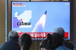 Người dân Seoul xem đoạn phim Triều Tiên phóng tên lửa, ngày 9-5-2019.