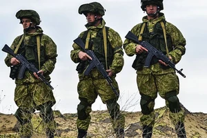 Lính dù Nga tập trận chung với lính dù Belarus gần TP Brest (Belarus) hôm 27-8. Ảnh: MIL.RU