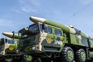 Tên lửa đạn đạo tầm trung DF-26 gắn đầu đạn hạt nhân của Trung Quốc. 