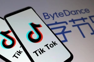 Logo ứng dụng TikTok đặt cạnh tên tập đoàn công nghệ Trung Quốc ByteDance.