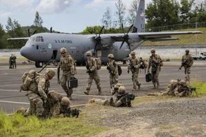 Binh sĩ Mỹ tại sân bay quốc tế Palau vào ngày 13-4-2019.
