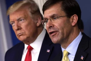 Tổng thống Donald Trump (trái) và Bộ trưởng Quốc phòng Mỹ Mark Esper. Ảnh: GETTY