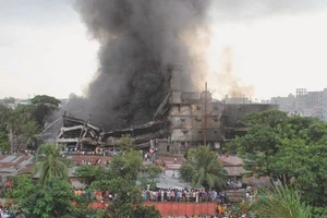 Hiện trường vụ nổ thánh đường Baitus Salat Jame hôm 5-9 ở TP Narayanganj, miền trung Bangladesh. Ảnh: AFP 
