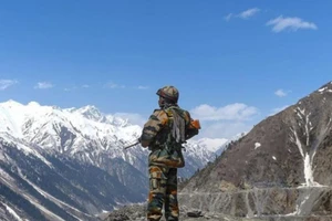 Một binh sĩ Ấn Độ đứng gác tại biên giới Ấn Độ - Trung Quốc ở vùng Ladakh đang tranh chấp. Ảnh: AFP