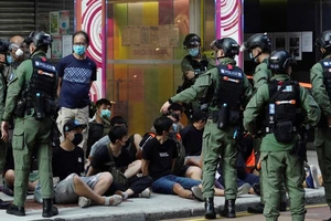 Người biểu tình Hong Kong bị bắt tại khu Du Ma Địa, bán đảo Cửu Long, hôm 6-9. Ảnh: REUTERS
